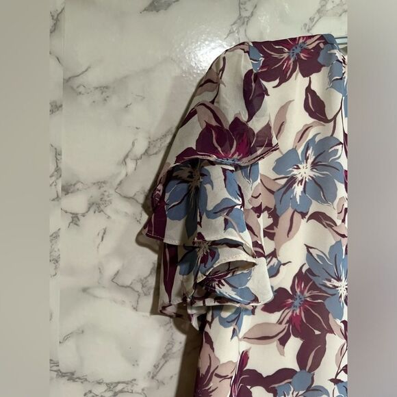 Vince Camuto Floral Print V-Neck Blouse in Sea Breeze, Size Small - Picture 10 of 13